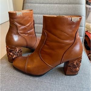 Leather embroidered Pikolinos Booties